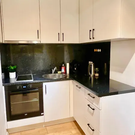 Appartement With Garden Near Scs With 5 Single Beds *
