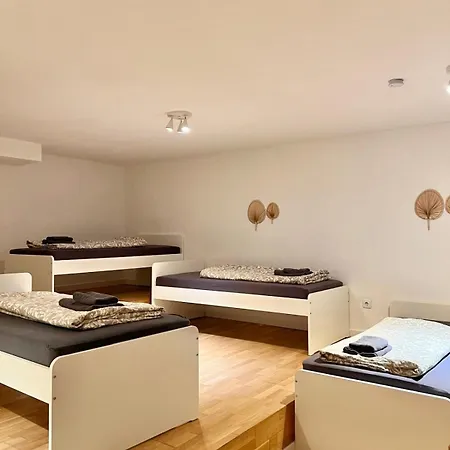 Appartement With Garden Near Scs With 5 Single Beds *